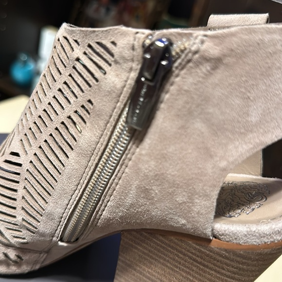 VINCE CAMUTO VC-KIMORA TRUE SUEDE SLINBACK CUTOUT SHIELD SANDALS HEEL main image 7